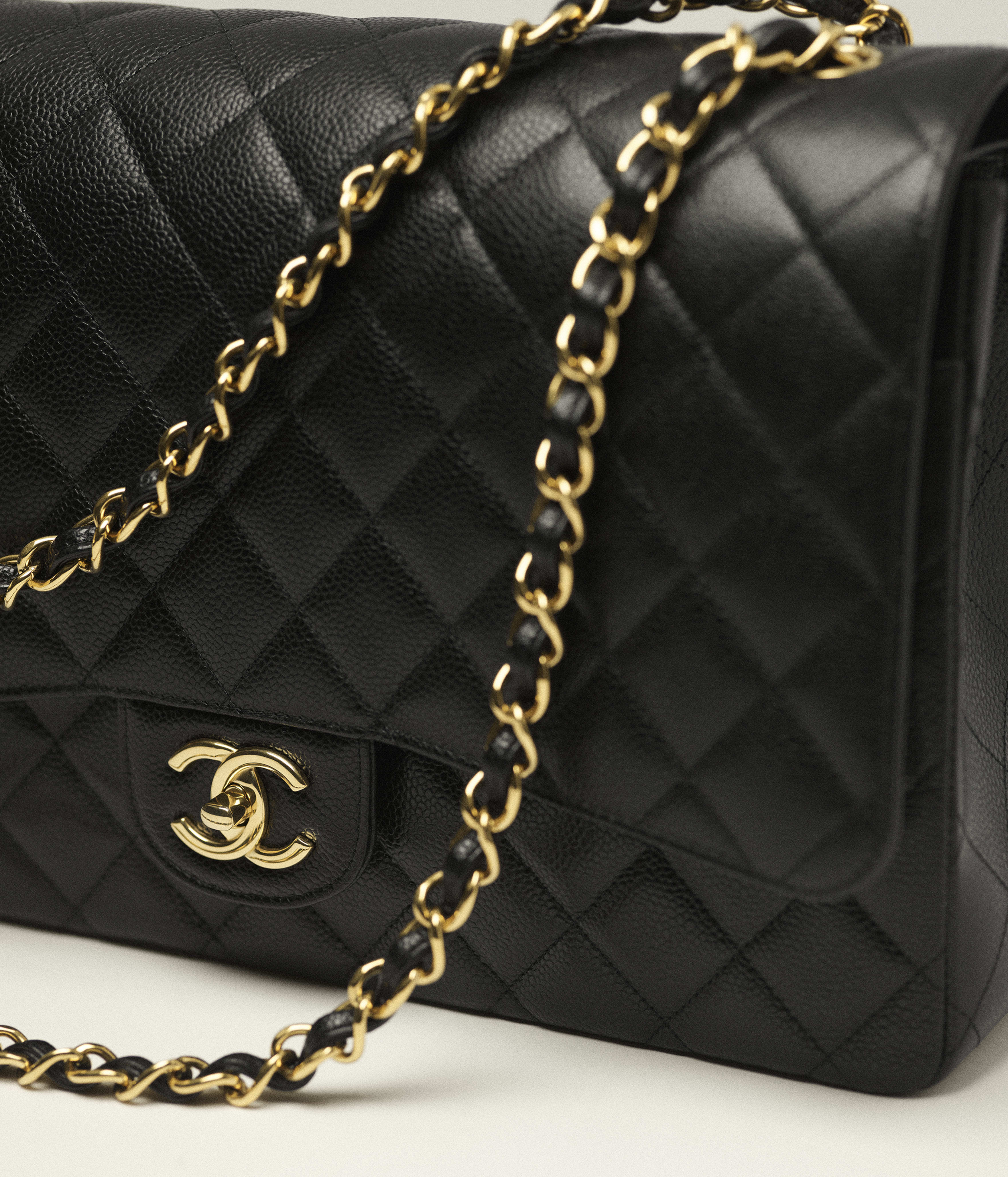 Klassische Maxi-Handtasche - Schwarz - Genarbtes Kalbsleder & goldfarbenes Metall - Ansicht Artistique 5